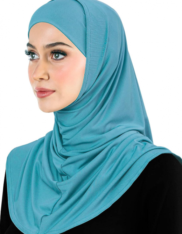 Hijab dengan aksen tali di bagian atas kepala